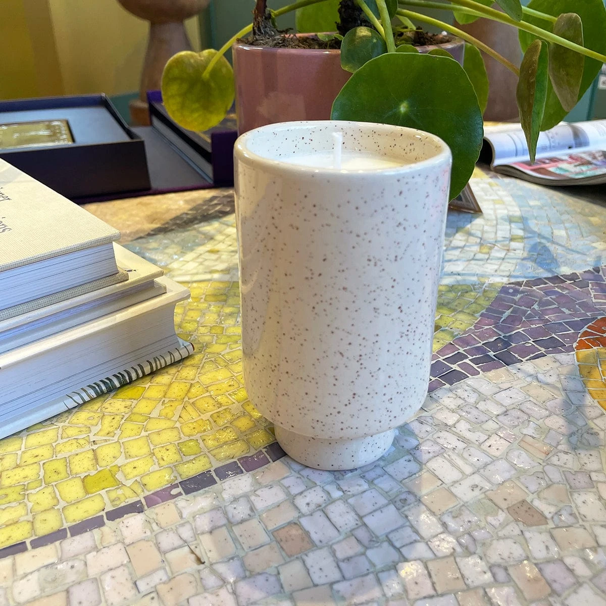 Jungalow Kaya Ceramic Candle - Speckled Cream/Coconut Musk - Image 2